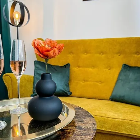 Art Deco Studio In Old Town Apartment *